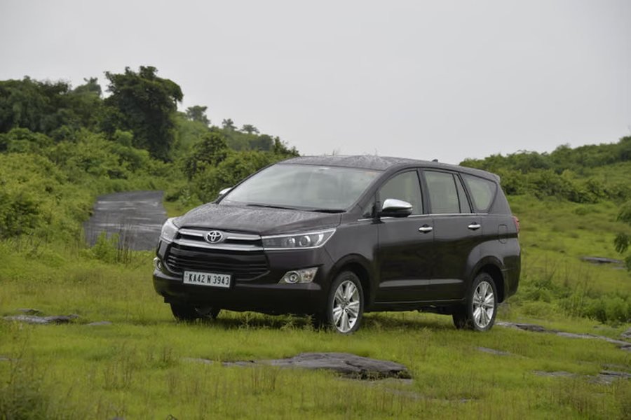 Toyota Innova SUV taxi parked on a Mangalore route